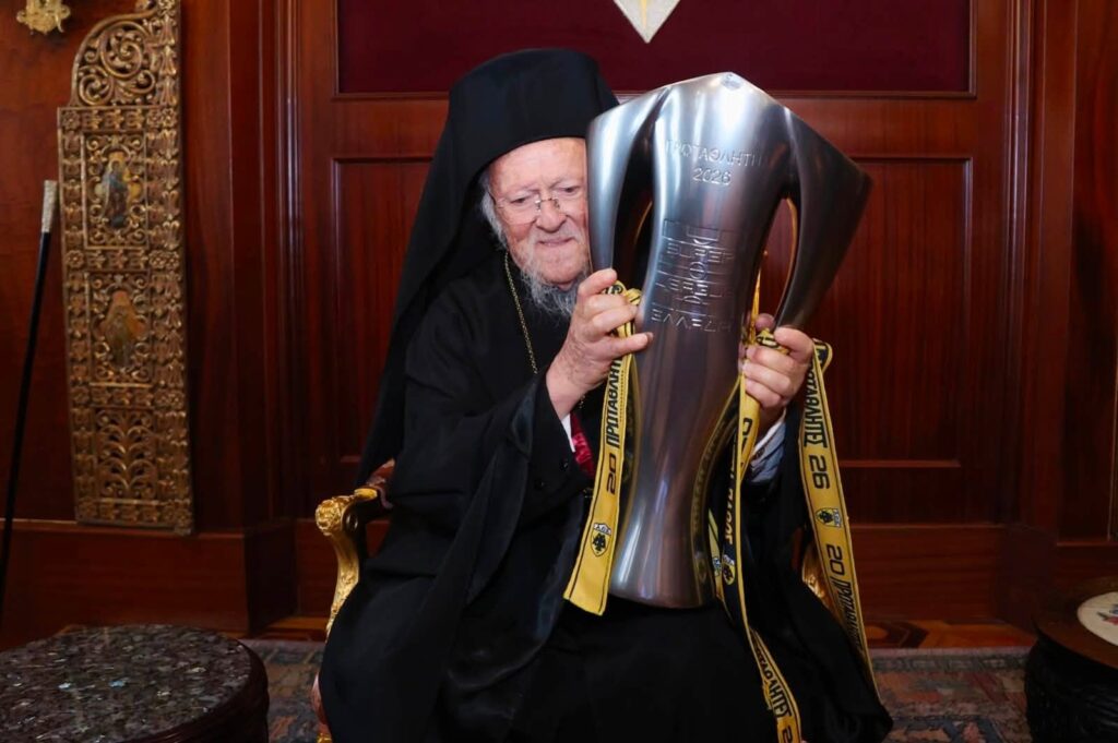sto oikoumeniko patriarxeio to tropaio tis aek